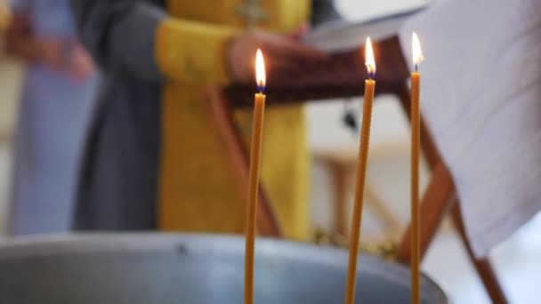 Зажженные Свечи Купели Православной Церкви Средний Выстрел — стоковое видео