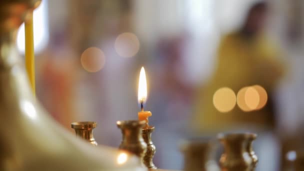 Kaarsen Branden Een Lamp Een Orthodoxe Kerk Sluiten — Stockvideo