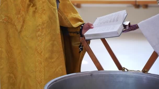 Prêtre Récite Une Prière Pendant Rite Baptismal Coup — Video