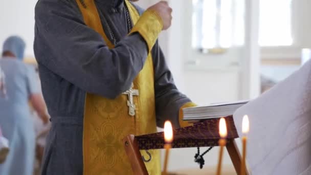 Der Priester Wird Gekreuzigt Und Verlässt Den Altar Mittelschuss — Stockvideo
