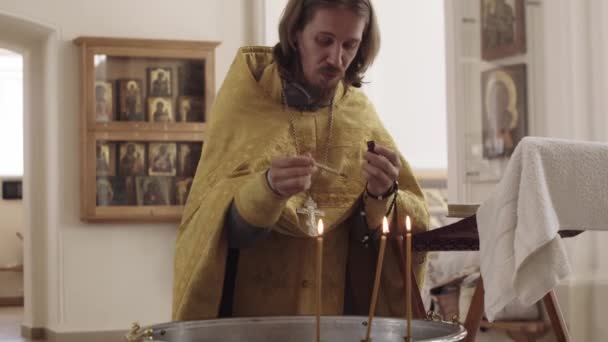 Россия Казан 2022 Священник Капает Масло Купель Святой Водой Средний — стоковое видео
