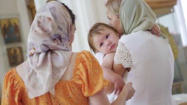 Russia Kazan 2022 Bambina Scuote Testa Nelle Mani Della Madre — Video Stock