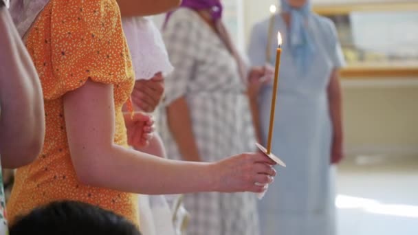 Rusia Kazan 2022 Iglesia Ortodoxa Cristiana Mujer Sosteniendo Una Vela — Vídeo de stock