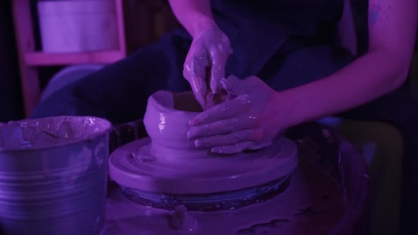 一个年轻女子在蓝色霓虹灯下做陶器 — 图库视频影像