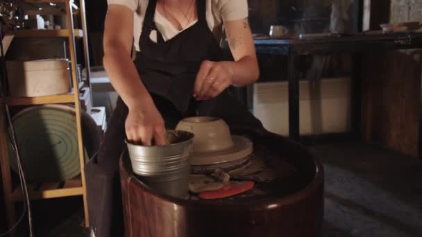 Μια Νεαρή Γυναίκα Φτιάχνει Μια Πήλινη Γλάστρα Στο Εργαστήριο Μεσαίο — Αρχείο Βίντεο