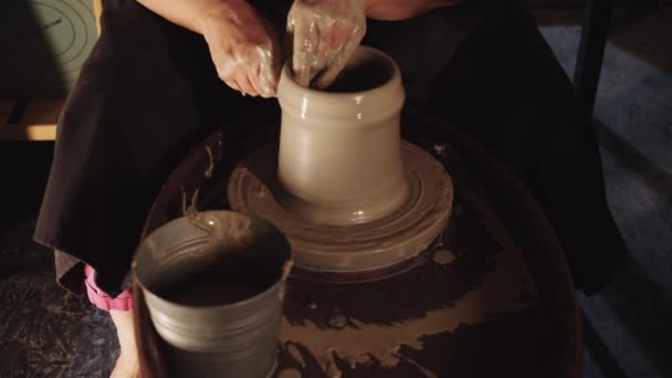 一个做粘土壶的老妇人的手 — 图库视频影像