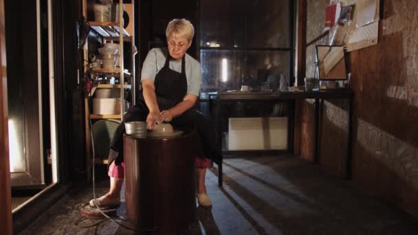 Una Anciana Rubia Alfarera Trabaja Taller Por Noche Mid Shot — Vídeos de Stock