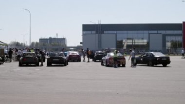 08-21-22 KAZAN, RUSSIA: Sürüklenme şampiyonası UGOL DRIFT - Erkekler KAZAN ExPO sergi merkezindeki sürüş yarışından önce arabalarında duruyorlar. Orta çekim