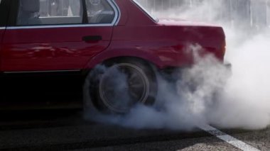 08-21-22 KAZAN, RUSSIA: Sürüklenme şampiyonası UGOL DRIFT - lastiklerin altından duman çıkıyor. Orta çekim