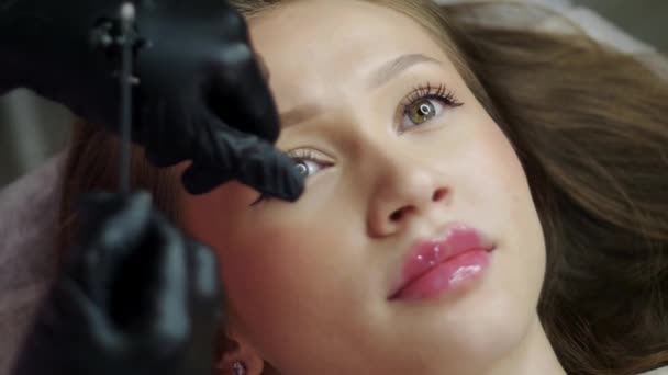 Kosmetolog Stosuje Środki Przeciwbólowe Ustach Pięknej Młodej Kobiety Zamknij Się — Wideo stockowe