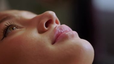 Bebek yüzlü güzel bir genç kadının tombul dudaklarına ağrı kesici sürüyorum. Kapat.