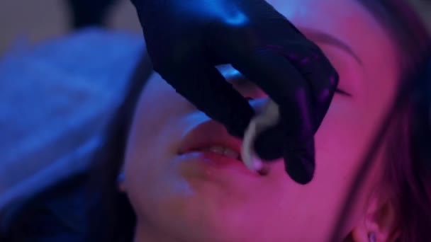 Wstrzykiwanie Wypełniacza Usta Młodej Ładnej Kobiety Neonowym Oświetleniu Kolorze Niebieskim — Wideo stockowe