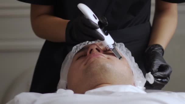 Kosmetolog Czyści Twarz Człowieka Włosami Salonie Piękności Środek Strzału — Wideo stockowe