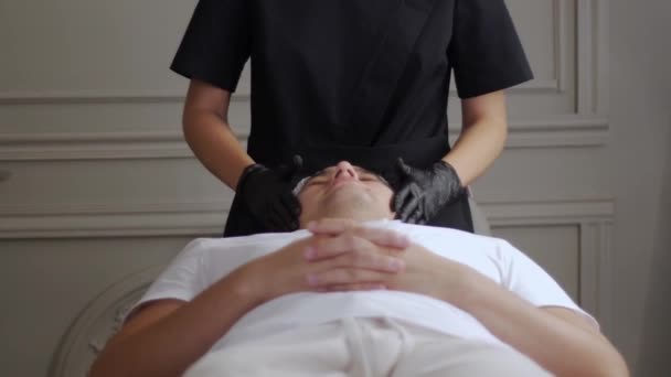 Cosmetologo Fare Massaggio Viso Cliente Uomo Mid Shot — Video Stock