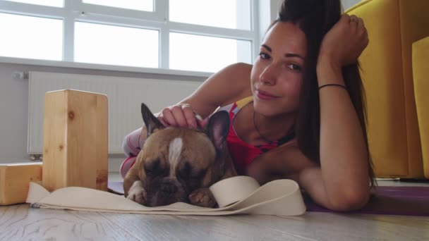 Una Joven Acuesta Suelo Con Perro Mascota Mira Cámara Mid — Vídeo de stock
