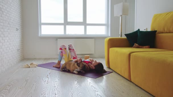 Bir Kadın Evcil Köpeğini Öper Yoga Minderi Üzerinde Egzersiz Yapar — Stok video