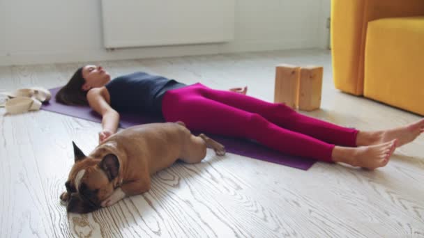 Una Mujer Delgada Descansando Sobre Una Esterilla Yoga Linda Mascota — Vídeos de Stock