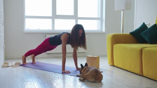 Una Mujer Flaca Haciendo Ejercicio Esterilla Yoga Mascotas Lindo Perrito — Vídeo de stock