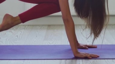 Sıska bir kadın sabah egzersizleri yapıyor. Orta çekim