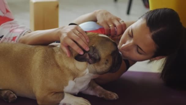 Спортивна Жінка Робить Вправи Поруч Своїм Домашнім Собакою Середній Постріл — стокове відео