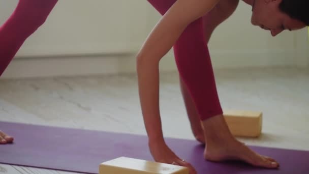 Mujer Delgada Alta Haciendo Ejercicios Yoga Sala Estar Mid Shot — Vídeo de stock