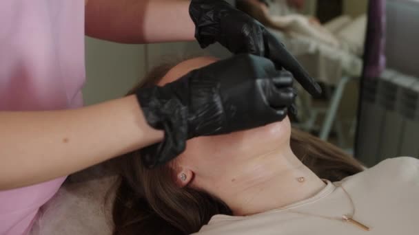唇裂充填程序 美容师擦拭客户的唇 — 图库视频影像