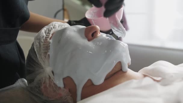 Zabiegi Kosmetologiczne Kosmetolog Nakłada Płynną Maskę Całą Twarz Klienta Środek — Wideo stockowe