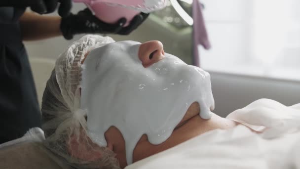 Tratamientos Belleza Cosmetólogo Aplica Una Máscara Líquida Toda Cara Del — Vídeo de stock