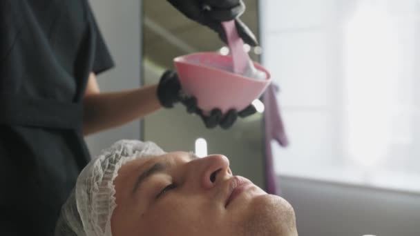 Kozmetikai Kezelések Kozmetológus Keverése Folyékony Maszk Alkalmazása Előtt Arcon Férfi — Stock videók