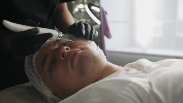 Schönheitsbehandlungen Kosmetikerin Reinigt Das Gesicht Einer Kundin Mit Ultraschallwäscher Mittelschuss — Stockvideo