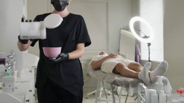 Los Tratamientos Belleza Cosmetólogo Mezcla Máscara Para Cliente Vierten Polvo — Vídeo de stock