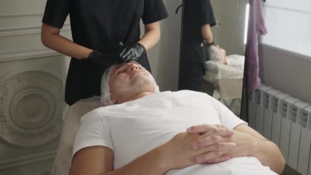 Trattamenti Bellezza Cosmetologa Femminile Che Massaggi Viso Suo Cliente Maschile — Video Stock
