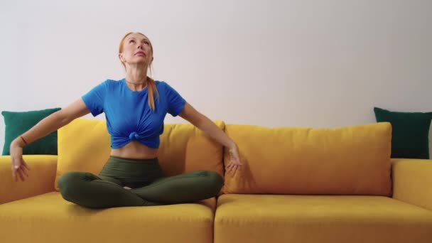 Dospělá Zrzavá Hubená Žena Meditující Žluté Pohovce Střední Snímek — Stock video