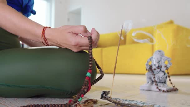 Eine Frau Meditiert Beim Sortieren Durch Japa Mala Sitzend Durch — Stockvideo