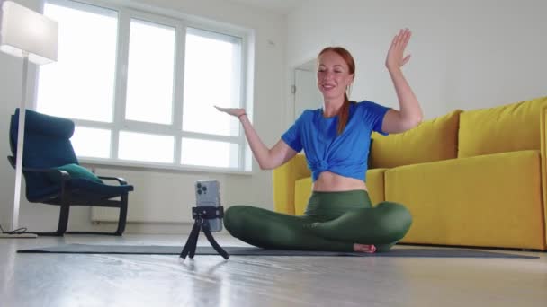 Donna Atletica Siede Sul Tappetino Yoga Gira Video Sulla Fotocamera — Video Stock
