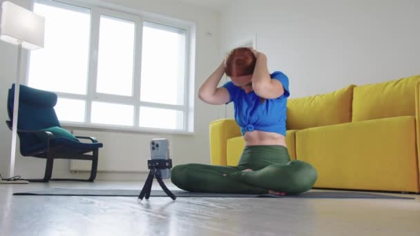 Atletik Kadın Yoga Minderinde Oturur Telefondan Özel Ders Verir Orta — Stok video