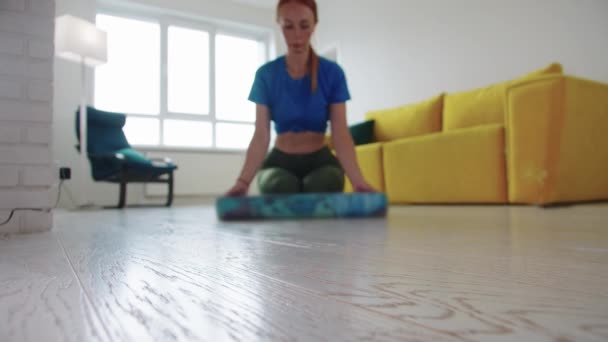 Vuxen Kvinna Drar Yogamattan Och Ligger Den Med Magen Mittskott — Stockvideo
