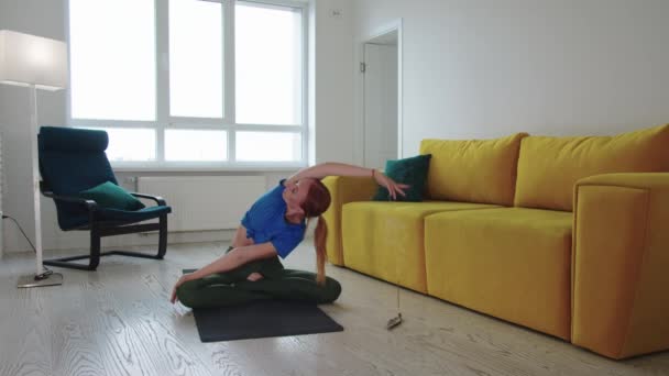 Femme Assise Sur Tapis Yoga Réchauffant Son Corps Avec Encens — Video