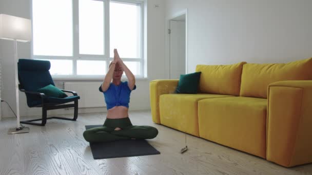 Donna Adulta Seduta Sul Tappetino Yoga Riscaldare Mani Con Incenso — Video Stock