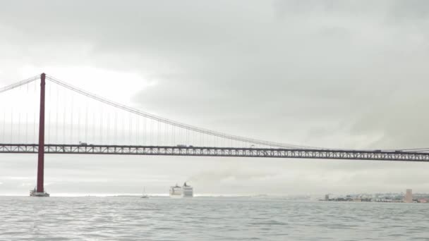 大きな船は灰色の天気で橋の下を航行する ミッドショット — ストック動画