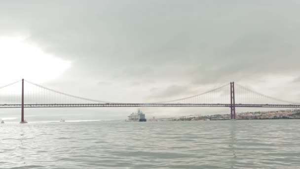 橋の下に大きな船のセーリングの灰色の風景 ミッドショット — ストック動画