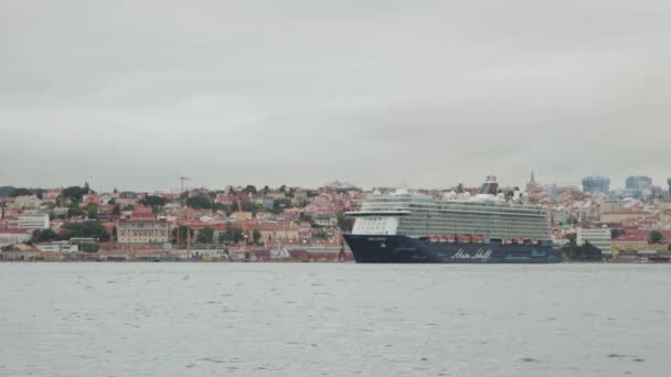 Portugal Lissabon 2022 Kreuzfahrtschiff Mein Schiff Portugiesischen Hafen Mittelschuss — Stockvideo