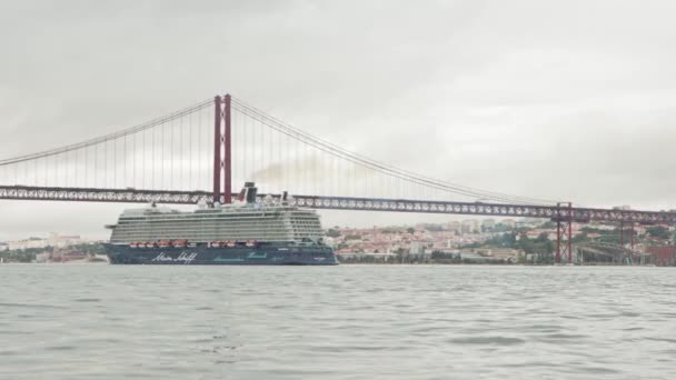ポルトガル リスボン 2022 鉱山のダイブクルーズ船が橋の下を航行します ミッドショット — ストック動画