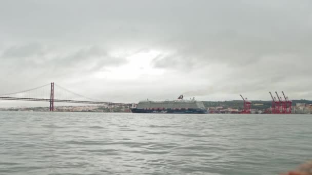 ポルトガル リスボン10 2022 リスボンの海でのミンディシフクルーズ船 ミッドショット — ストック動画