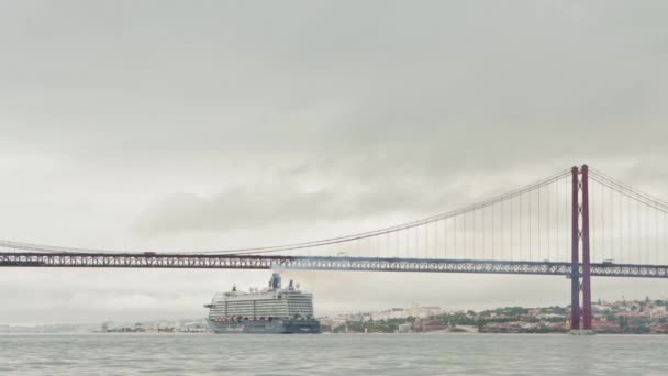 Portugal Lissabon 2022 Ein Großes Kreuzfahrtschiff Fährt Unter Der Brücke — Stockvideo