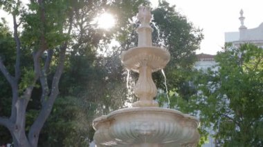 Yaz parkının ortasındaki çeşme. Orta çekim