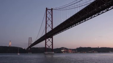 Gün batımında nehir ve köprünün manzarası. Orta çekim