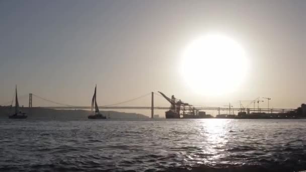 Lanskap Kapal Sungai Dan Matahari Akhir Ditengah Tembakan — Stok Video