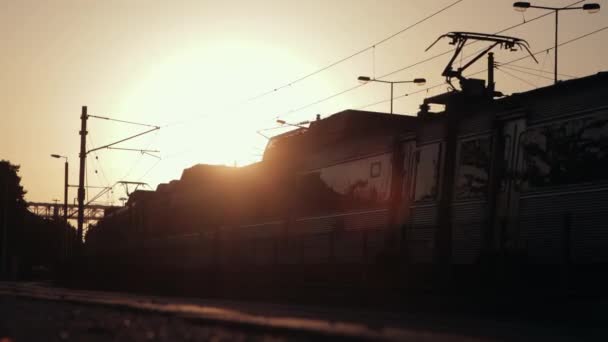 Kereta Lewat Pada Akhir Matahari Terbenam Ditengah Tembakan — Stok Video