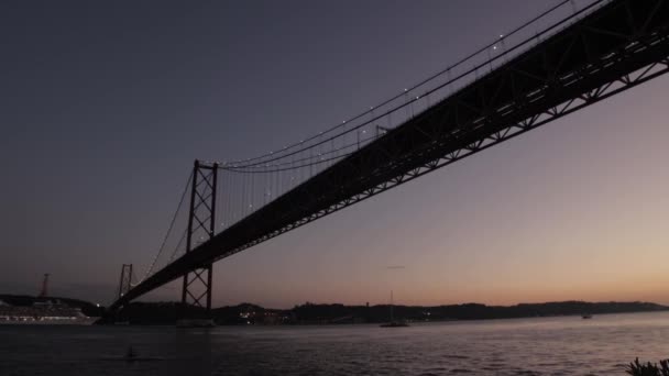 橋の下に大きな船のセーリングの後半の日没の風景 ミッドショット — ストック動画